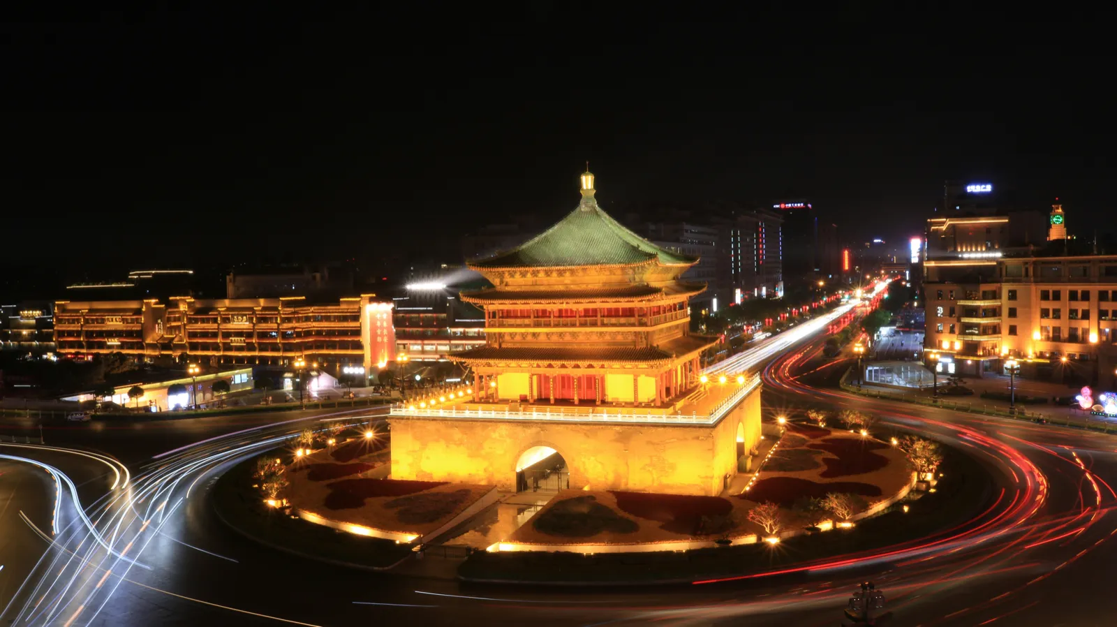 Cyclists on the ancient Xi’an city wall